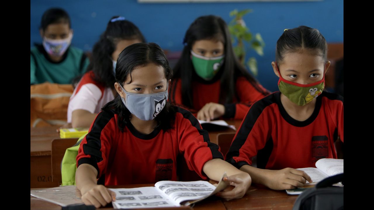 Students in Palembang, Indonesia, wear masks in class on Friday, September 18. <a href="http://www.cnn.com/2015/09/17/asia/indonesian-haze-southeast-asia-pollution/" target="_blank">Choking smog</a> across Indonesia, Singapore and Malaysia can be linked to the burning of farmland that takes place every year for paper, pulp and palm oil production.