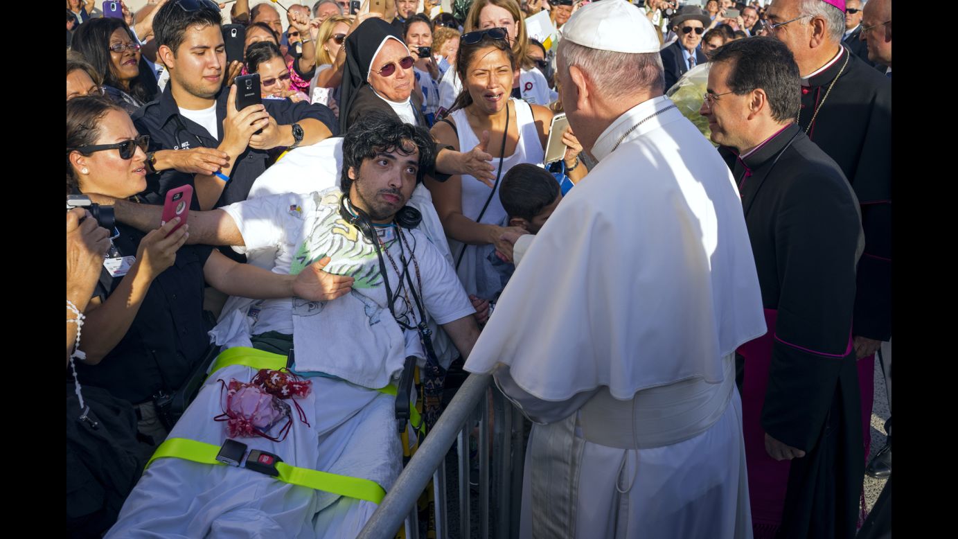 Crowds welcome Pope Francis to New York on September 24 after his arrival at John F. Kennedy International Airport.