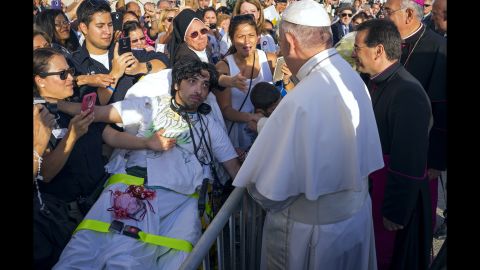 Crowds welcome Pope Francis to New York on September 24 after his arrival at John F. Kennedy International Airport.