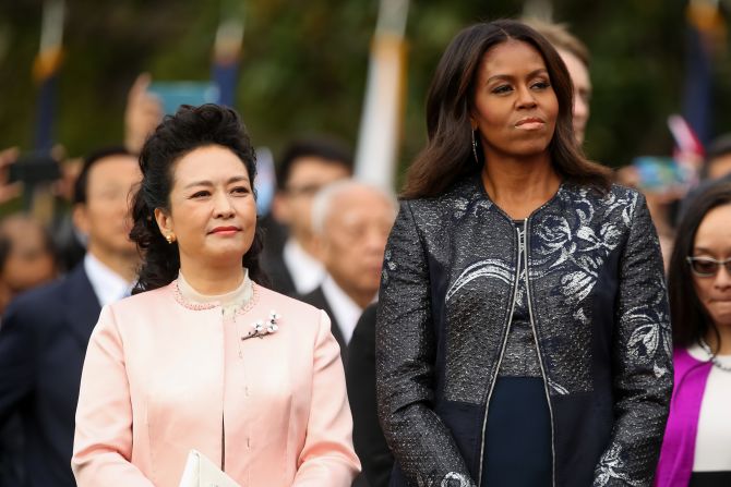 First ladies Michelle Obama and Peng Liyuan stand together at the arrival ceremony.