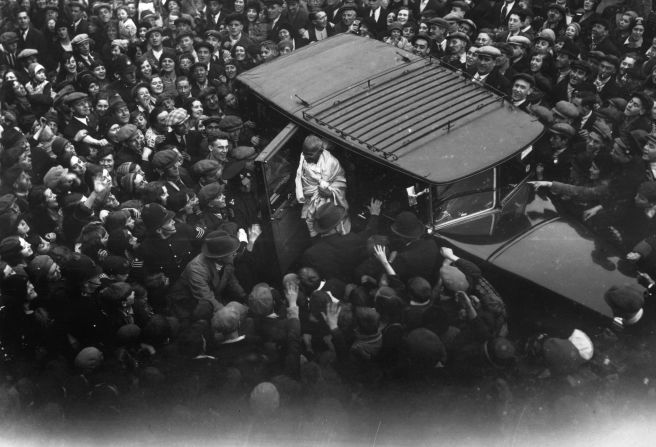 An admiring crowd gathers to see Gandhi in London in 1931.