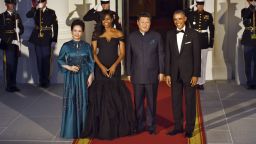 US President Barack Obama (R) and US First Lady Michelle (2nd-L) welcome Chinese President Xi Jinping (2nd-R) and his wife  Peng Liyuan (L) to the White House on September 25, 20125 in Washington, DC.   AFP PHOTO / JIM WATSON        (Photo credit should read JIM WATSON/AFP/Getty Images)