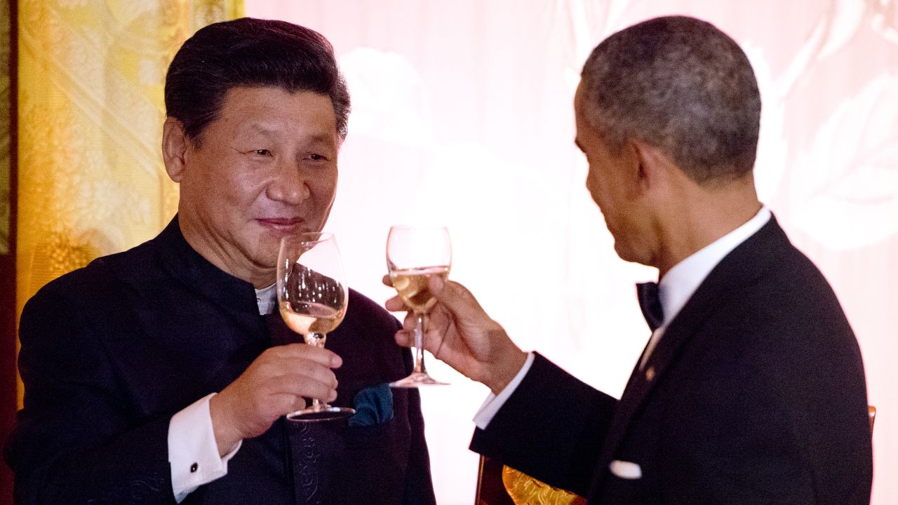 WASHINGTON, DC - SEPTEMBER 25: President Barack Obama and President Xi Jinping of China exchange toasts during a state dinner at the White House September 25, 2015 in Washington, DC. The two leaders will tackle a range of issues including regional tensions in Asia and cyber crimes. (Photo by Ron Sachs-Pool/Getty Images)