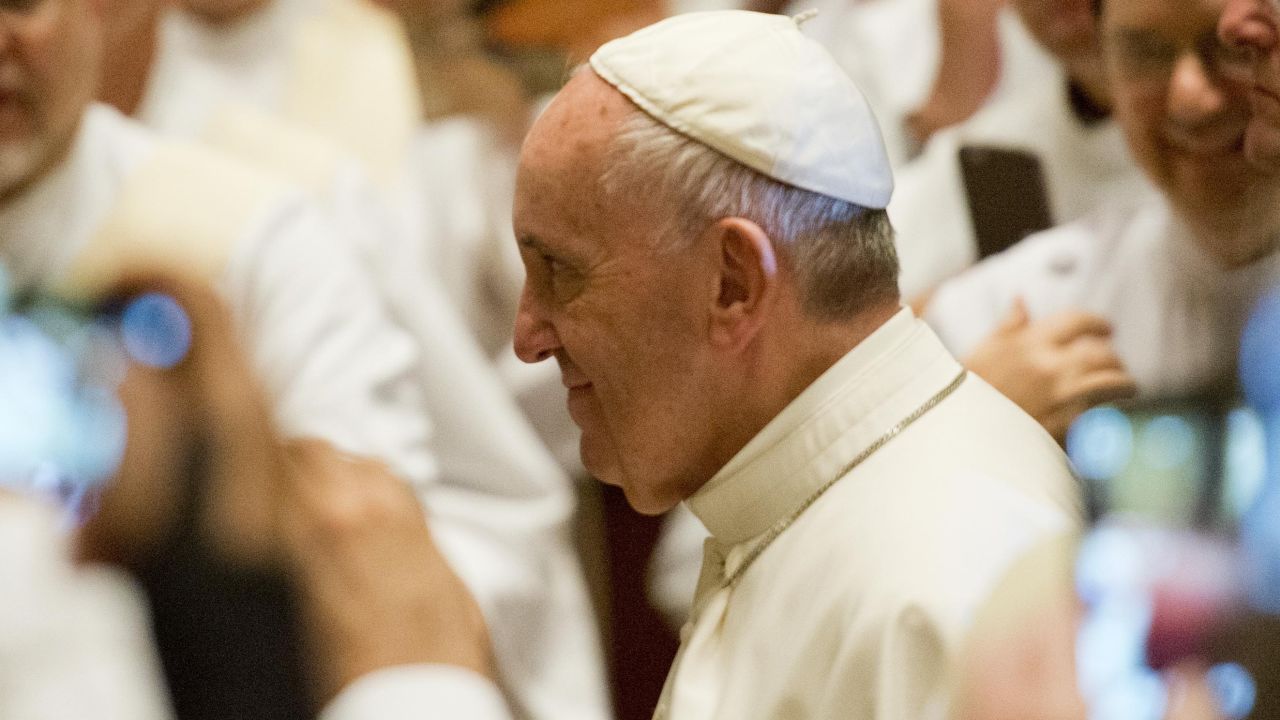 Pope Francis arrives at the Cathedral Basilica of Saints Peter and Paul in Philadelphia, Pennsylvania, on September 26, 2015. AFP PHOTO/ ANDREW CABALLERO-REYNOLDS        (Photo credit should read Andrew Caballero-Reynolds/AFP/Getty Images)