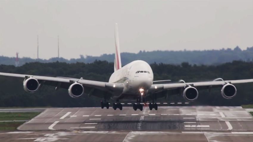 Plane landing wind Dusseldorf airport_00000000.jpg