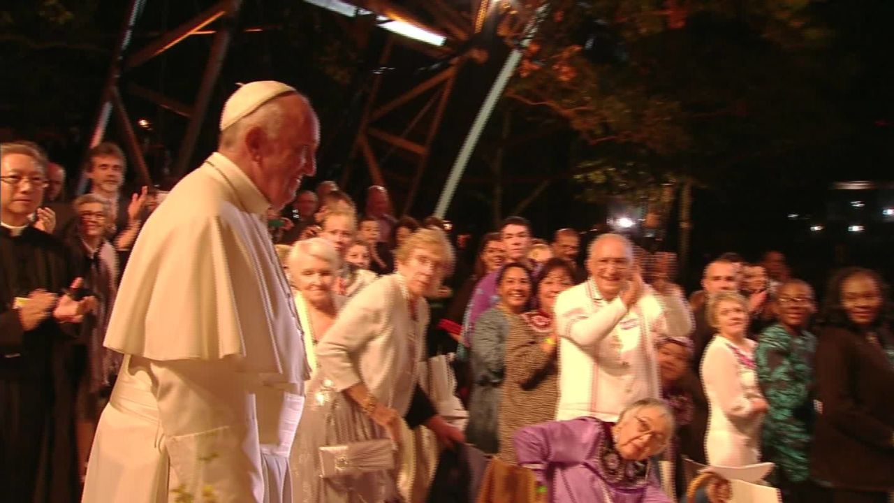 cnnee brk vo pope fam ferst walk up_00000313.jpg