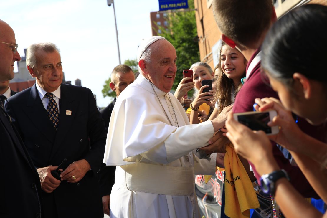 pope greets crowd 0925