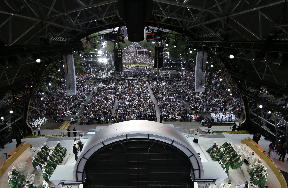 A huge crowd gathers to celebrate Mass with Pope Francis on September 27 in Philadelphia.