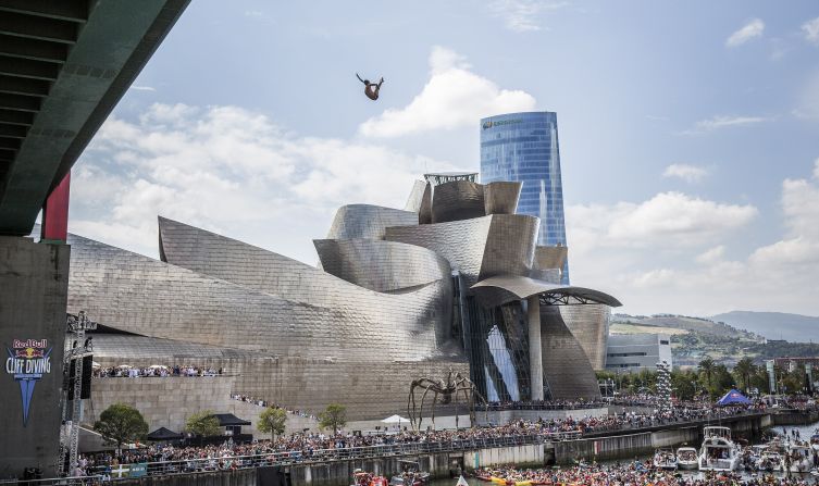 Veteran Orlando Duque was second in Bilbao on Saturday, and the 41-year-old Colombian was overall runner-up behind Hunt. 