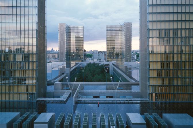 At the center of the complex lies a sunken courtyard populated with trees. "The building blends with nature," Perrault notes. "In Paris, one has the impression that the garden of the Library is at the level of the River Seine, but in fact, it is 10 meters lower. 