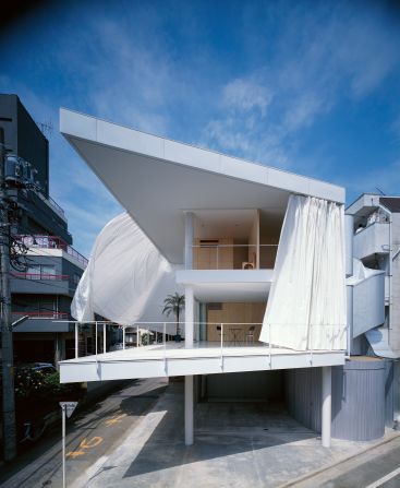 A curtain transforms a transparent corner of the house from open to closed: "The house is intended to be a reflection of the owner's lifestyle. It is open to the outdoors and utilizes contemporary materials in new interpretations of traditional Japanese styles," says its description. 