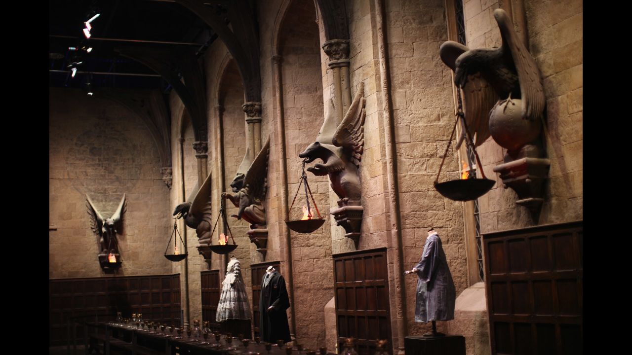 The walls of the Great Hall are decorated with statues.