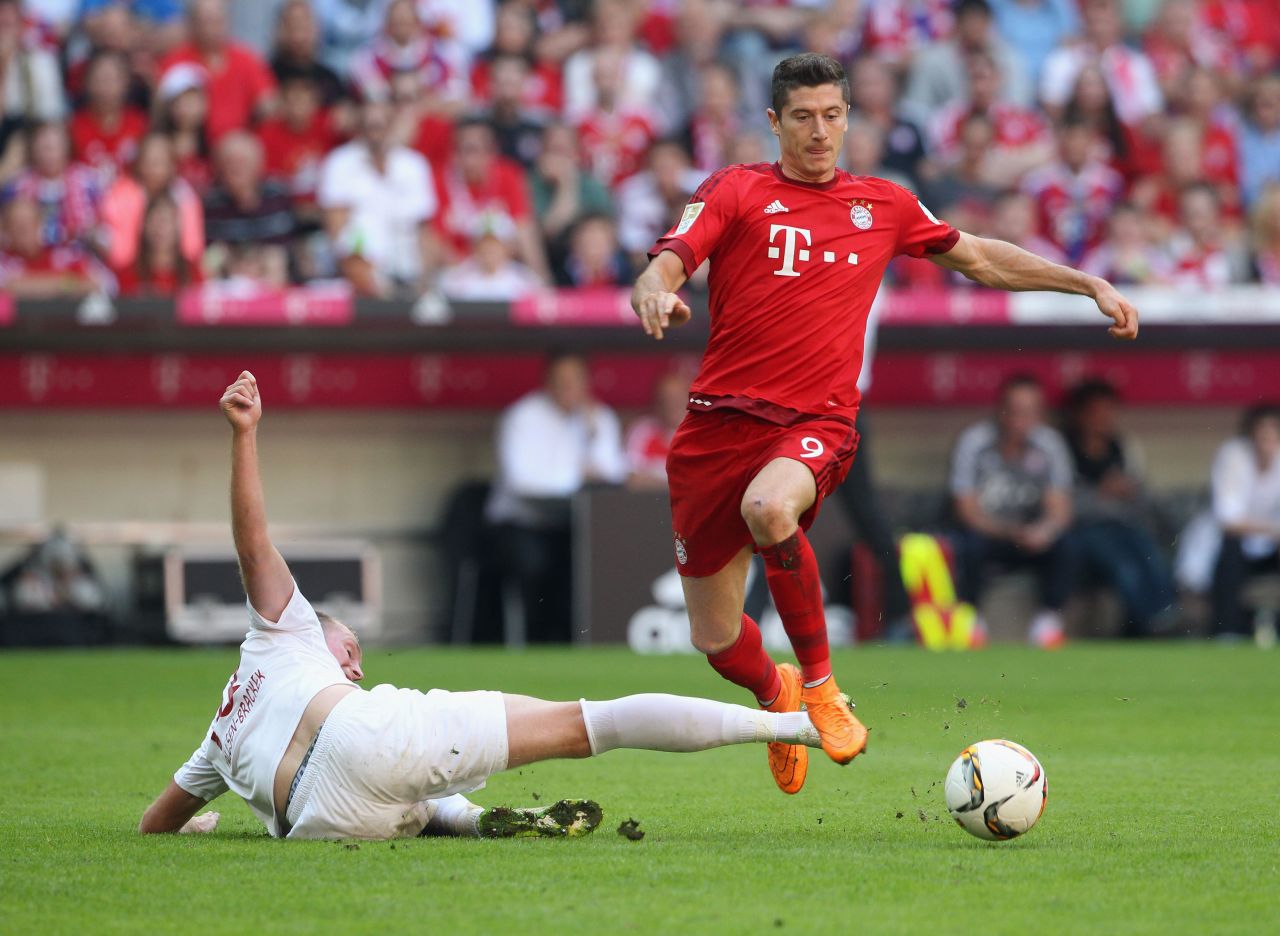 Lewandowski gets Bayern out of trouble with a second-half equalizer against Augsburg, before Thomas Muller's late penalty seals victory in the Bavarian derby. 