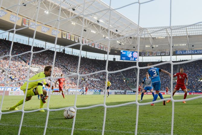 Lewandowski scores in the 90th minute as Bayern comes from behind to beat Hoffenheim 2-1 in the Bundesliga. 
