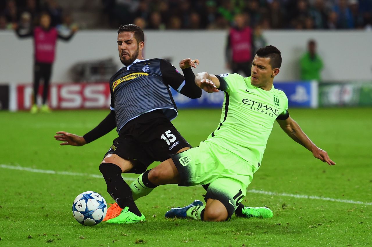 Sergio Ageuro scored a dramatic late penalty as Manchester City came from behind to defeat  Borussia Monchengladbach 2-1 in Germany. The home side, which had missed a first half penalty, took the lead through Lars Strindl. But Nicolas Otamendi equalized before Aguero's late strike.<br />