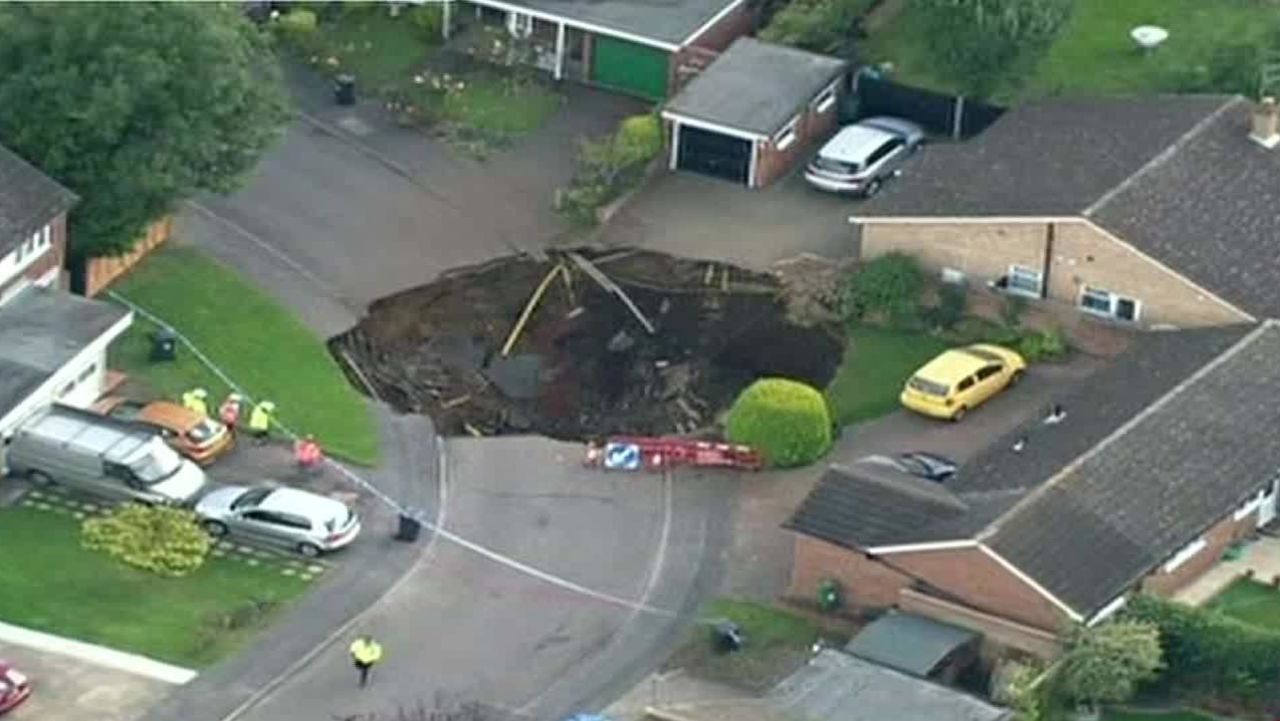 cnnee vo cafe sinkhole uk  _00001814.jpg