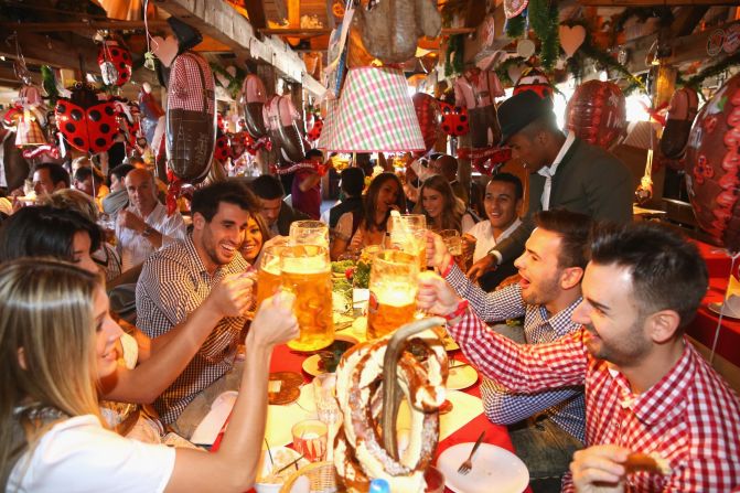 The league champions clink their glasses together. More than seven million liters of beer is drunk during two weeks of the festival. 