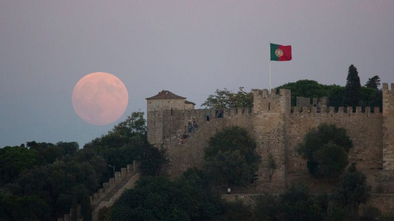 A <a href="http://www.cnn.com/2015/09/24/us/supermoon-eclipse-blood-moon-sunday-feat/" target="_blank">"super moon"</a> rises behind St. George's Castle in Lisbon. A super moon is a full moon that appears larger because it's at perigee, the closest point of its orbit with Earth.