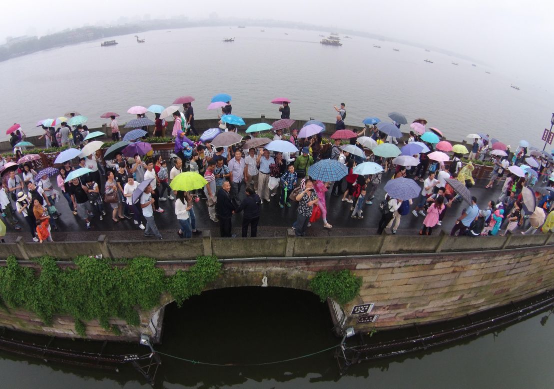 Another view of tourists on the <a href="http://travel.cnn.com/shanghai/play/explore-hangzhou/insider%E2%80%99s-guide-west-lake-137356">"Broken Bridge",</a> Hangzhou's most famous site, on October 4. <br /> 