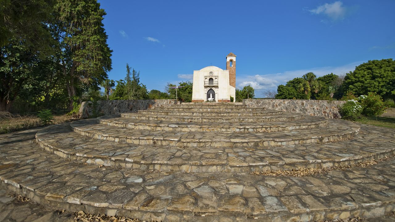 Remains of the first European settlement in the Americas are located in Puerto Plata. Christopher Columbus made landfall here in 1492. 