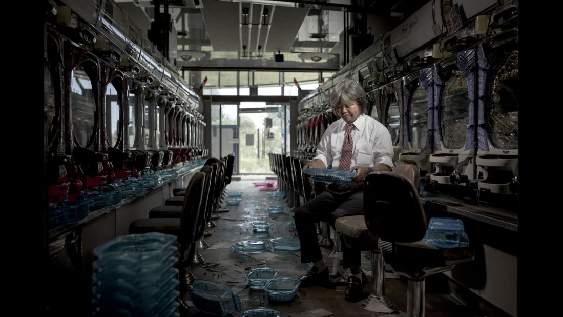 Yasushi Ishizuka is staged in a pachinko (Japanese arcade) in Tomioka.