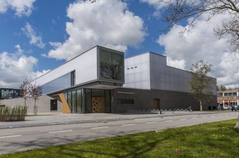 Located in Zaanstad, in the Netherlands, the center's primary concept is its change in function between the day and night. During the day, the hall is used by schools. In the evenings, the hall is used as a training ground for sports associations. Other facilities include a cafeteria, a conference room and spectator stands.
