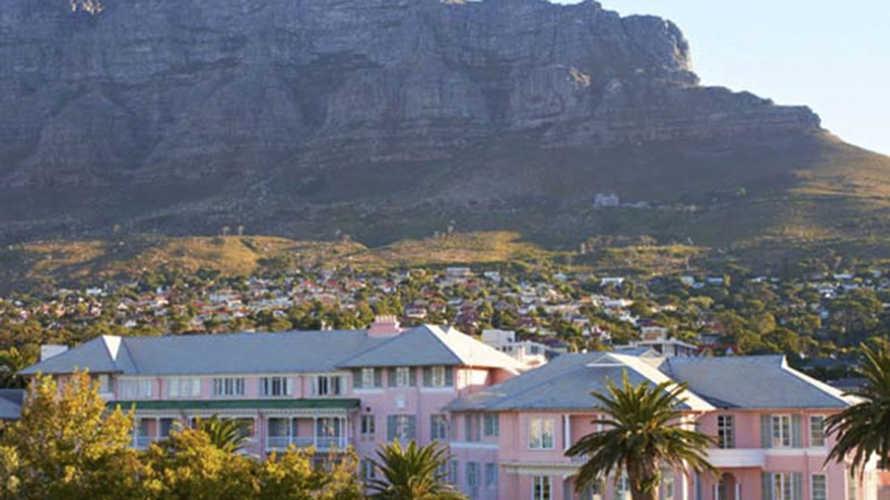 Mount Nelson Hotel: The local lady in pink.
