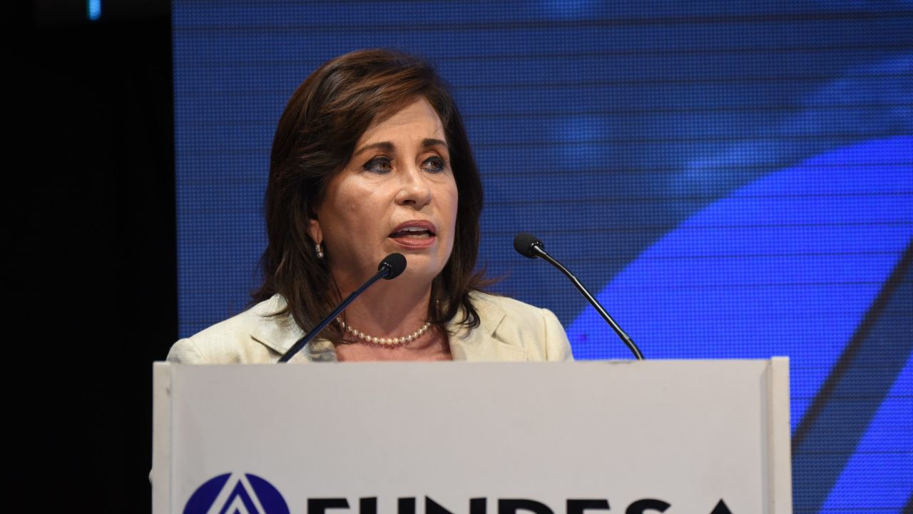 Guatemalan presidential candidate for the National Union of Hope (Union Nacional de la Esperanza) party, Sandra Torres delivers a speech during the XII National Meeting of Businessmen (ENADE in spanish) in Guatemala city on October 8, 2015. AFP PHOTO Johan ORDONEZ        (Photo credit should read JOHAN ORDONEZ/AFP/Getty Images)