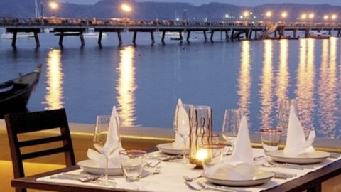 In the evening the nearby pier lights up, making Kan Eang a relaxing place for al fresco dining.