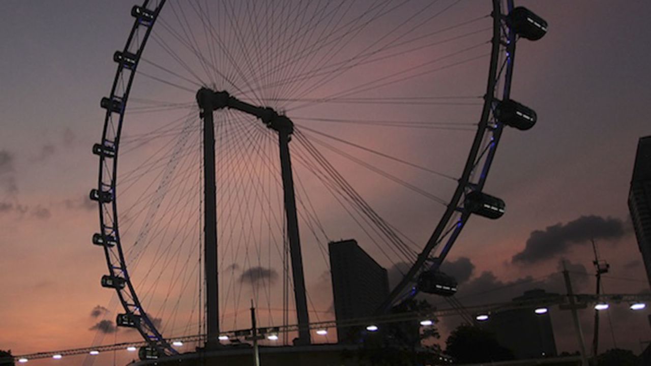 With 28 fixed capsules, the Singapore Flyer can hold up to 784 passengers. 