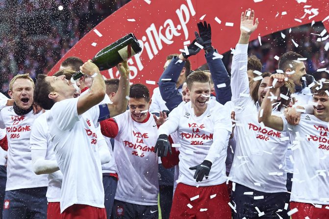 The striker scores the winner in Poland's 2-1 victory against the Republic of Ireland -- booking a spot at the Euro 2016 finals.