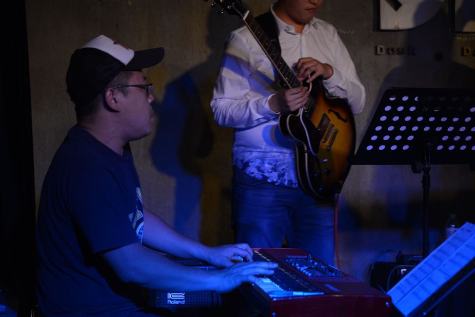 Pianist Xia Jia is one of the more established Chinese jazz musicians. He started teaching himself jazz in 1995, and holds a music degree from the Eastman School of Music in New York.