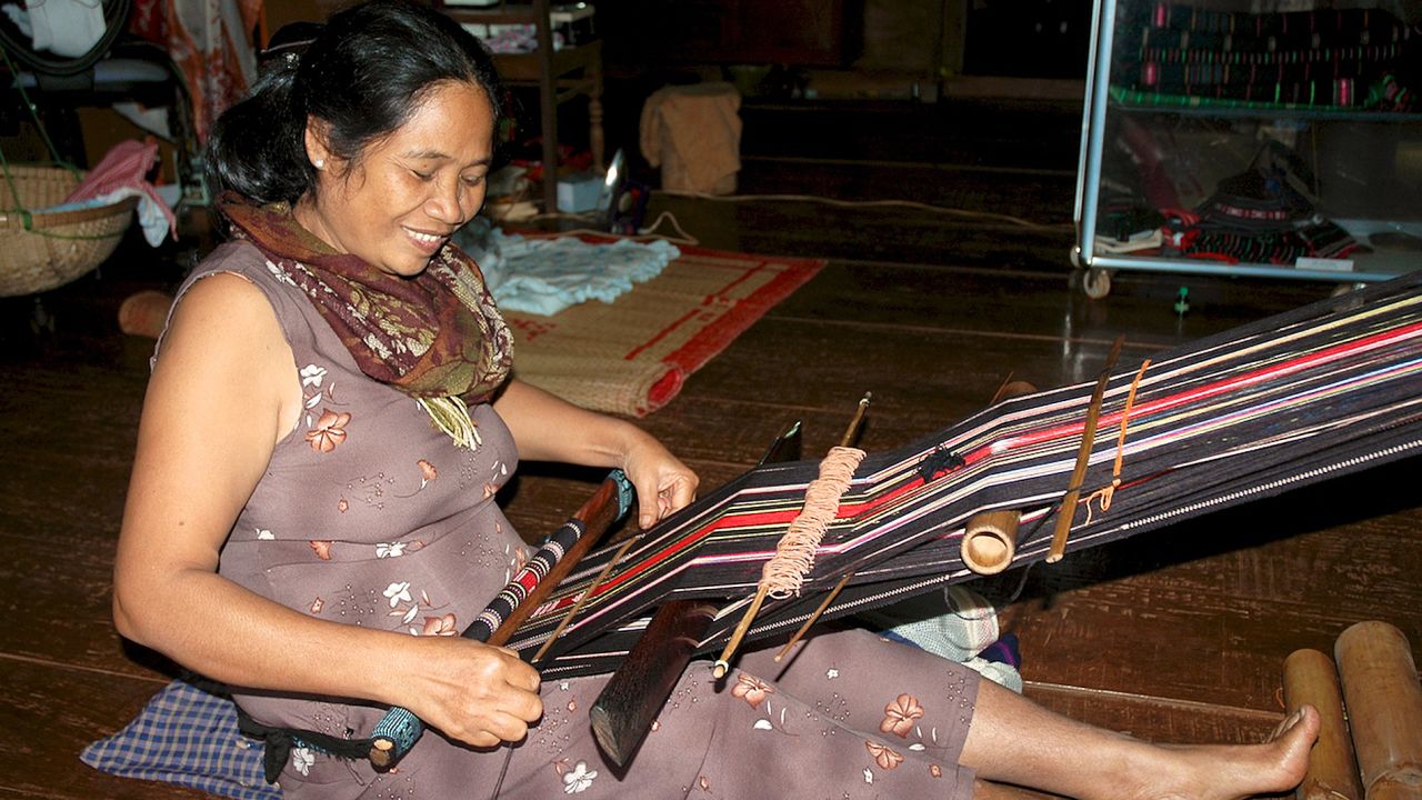 Ede women are famed for making marvelous brocades and for their use of natural dyes.