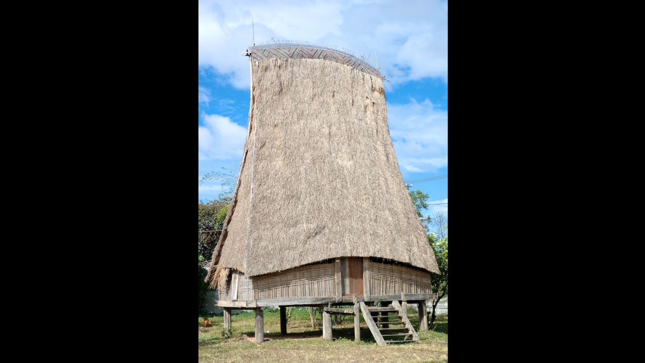 Thatched roofs can be as tall as 30 meters high. The taller the rong, the greater the status of the village. 