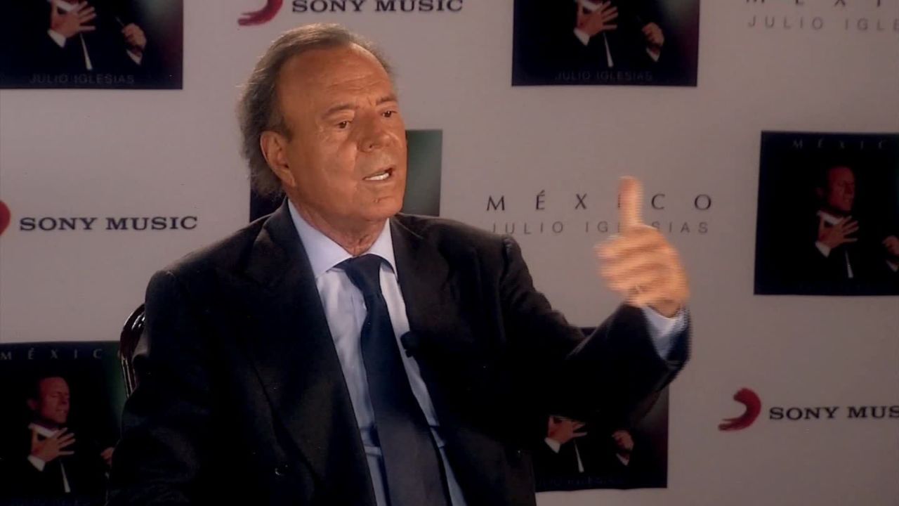 cnnee pkg ana alvarado intvw julio iglesias _00035721.jpg