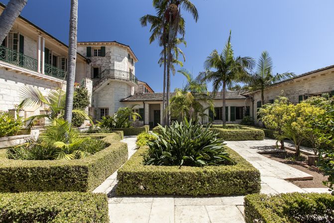 Located in Montecito near Santa Barbara, the main house was designed by well-known 20th century U.S. architect Reginald Johnson in 1929.