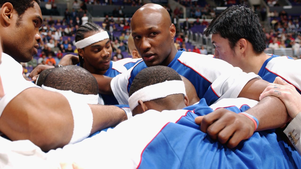 Odom huddles with his Clippers teammates before a game in December 2002.