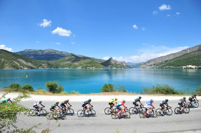 Last year, the L'Etape du Tour amateurs rode 122 kilometers at an elevation of more than 4,000 meters. It's very popular. More than 11,000 finished the race in 2016 and places go fast.