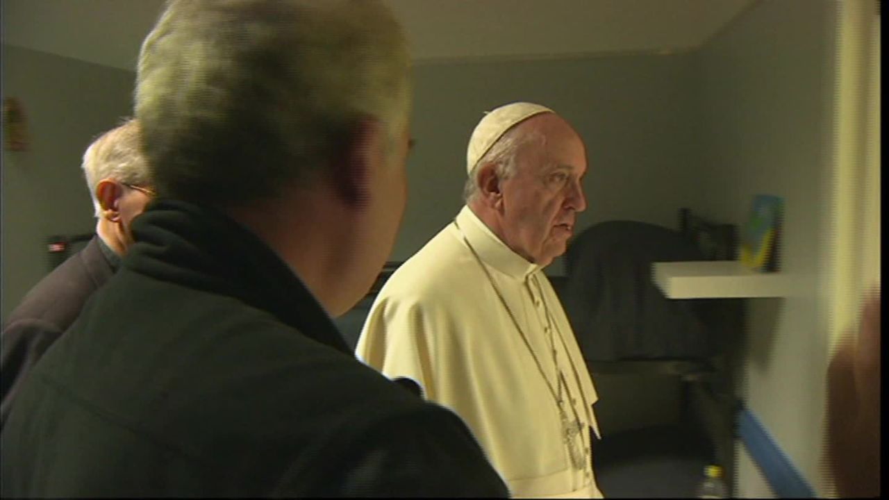 cnnee vo papa visit migrants homeless_00003324.jpg