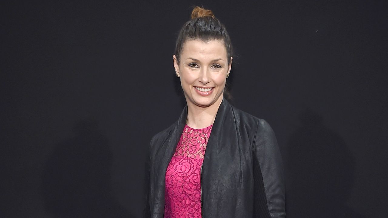 Actress Bridget Moynahan revealed<a href="https://instagram.com/p/89YQFiM7yC/" target="_blank" target="_blank"> on her Instagram account</a> that she married businessman Andrew Frankel in October 2015. 