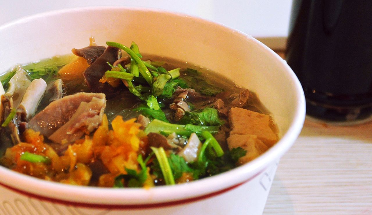 The ingredients of the duck blood vermicelli soup -- duck-blood curd and offal -- may be thrown away elsewhere, but not in Nanjing. The waste-turned-treasure soup has become a favorite Nanjinger cheap eat. 