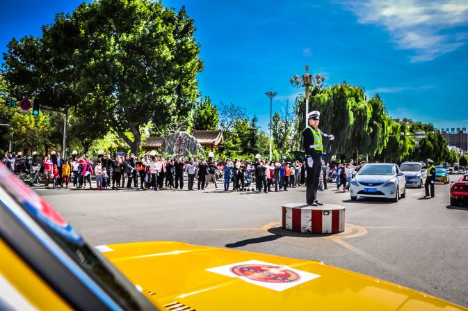 We arrived at a major intersection in a village between Yesanpo and Shijiazhuang. People stared at our cars. 