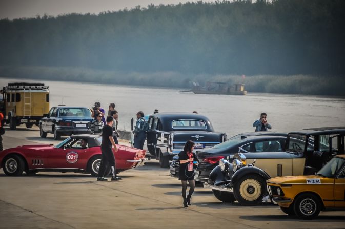 We had a brief coffee stop by the river between Xuzhou and Yangzhou. 