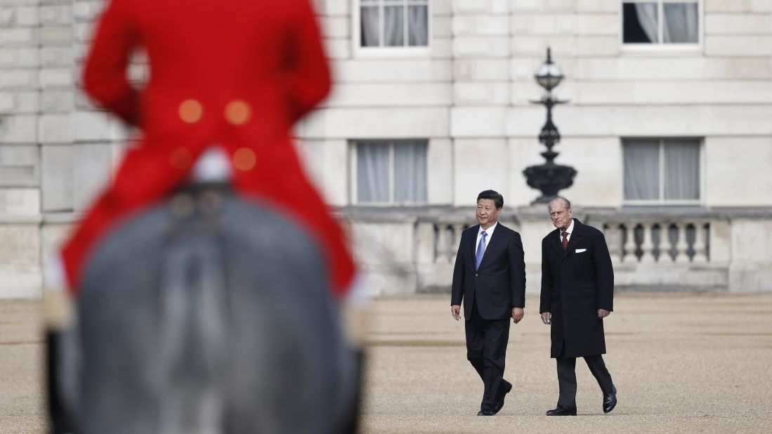 Xi walks with Prince Philip to inspect a guard of honor in London on October 20.