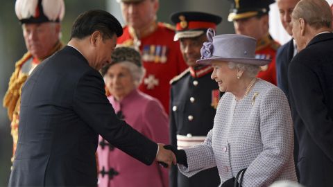 Xi shakes hands with Queen Elizabeth II during his welcome ceremony in London.