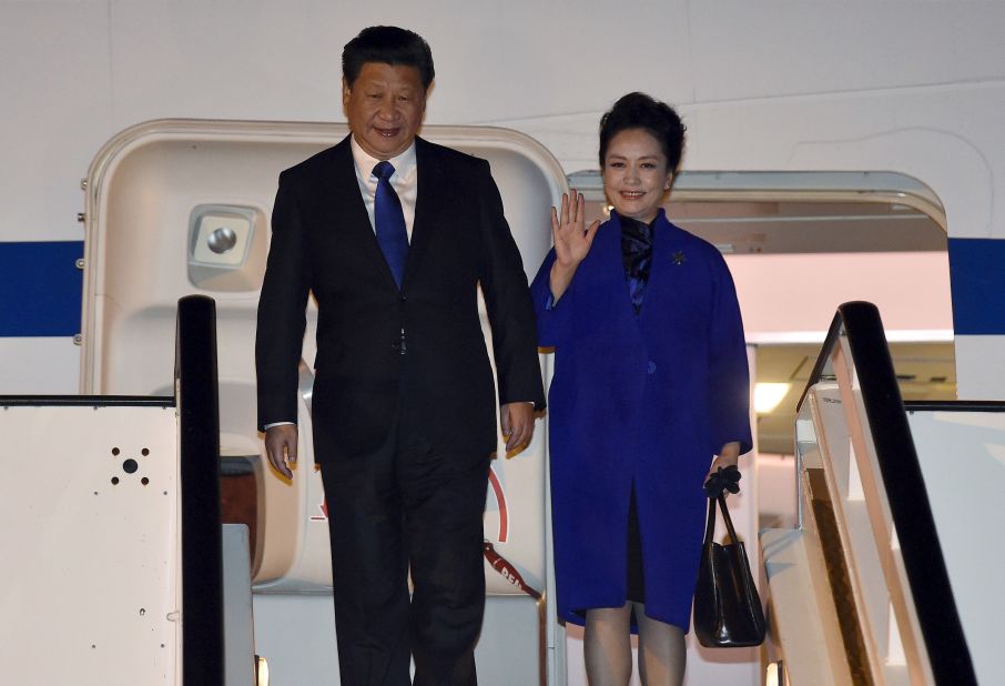 Xi and Peng arrive at the airport.