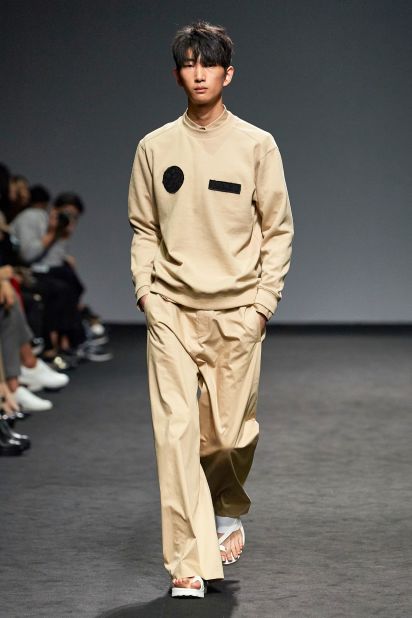 The J Koo brand also features some mens apparel as well, which appeared at this month's Seoul Fashion Week. The menswear still follows the collection's signature soft lines and delicate structure.