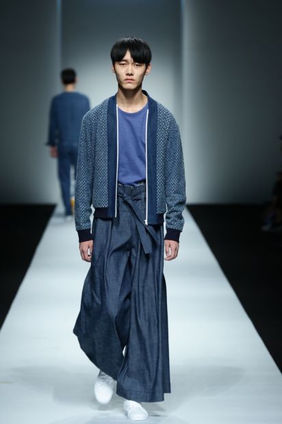 Polished and minimal, the first part of HIUMAN's show saw models sporting wide-legged palazzo pants, and boxy cotton shirts.