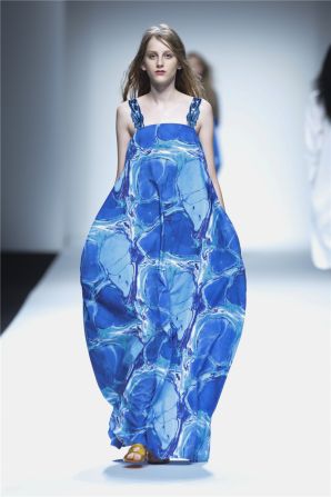 Designer Zhang Na made repeated use of high-impact prints on silk and chiffon. Shapes were loose, offering an overall laidback vibe.