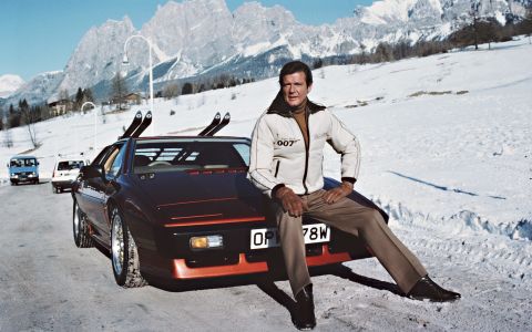 Eschewing the Citroen, Bond breaks out another awesome Lotus on the ski slopes of Cortina. Unfortunately he finds a dead body inside.